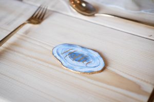 Agate shard placename | Journey to the Centre of the Earth | modern ethereal winter styled bridal shoot by Hanami Dream | agate | marble | airplants | tulle | pale blue | gold | Oxleaze Barn | Gloucestershire | October 2017 | Photography by Squib Photography www.squibphotography.co.uk